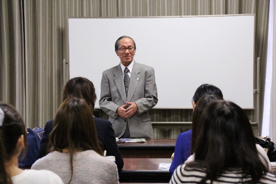 5963-14.10.11ミスキャン講習会　立ってお話しの理事長.jpg